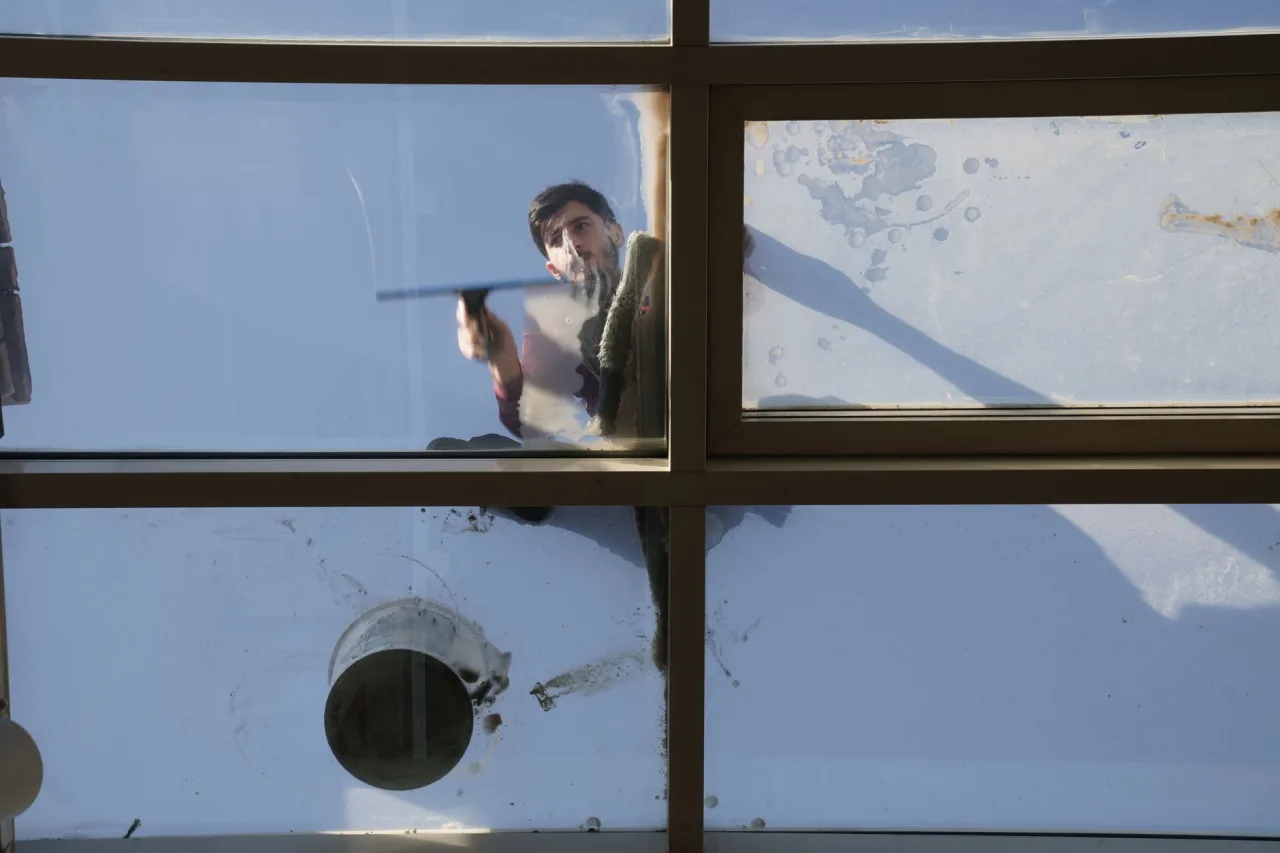 Glass Cleaning: Complete UAE Guide
