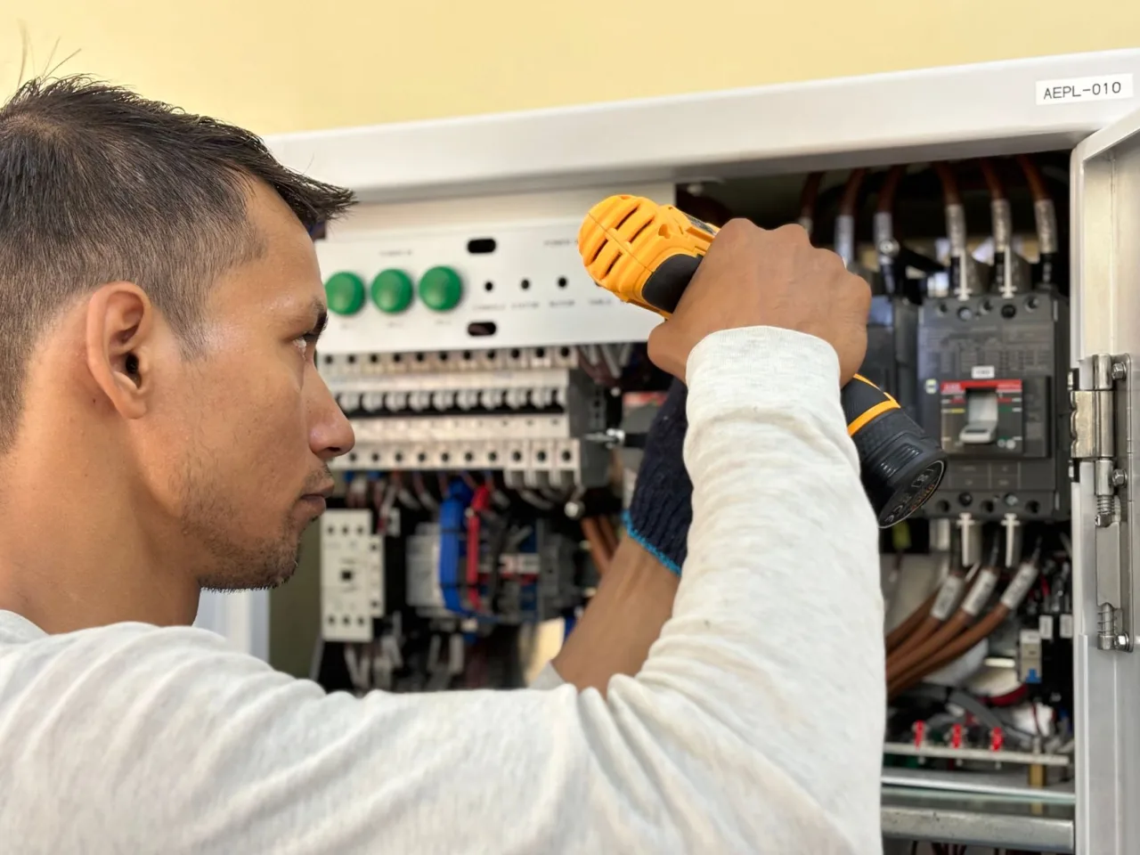 FM Services UAE: What to Expect & Prices